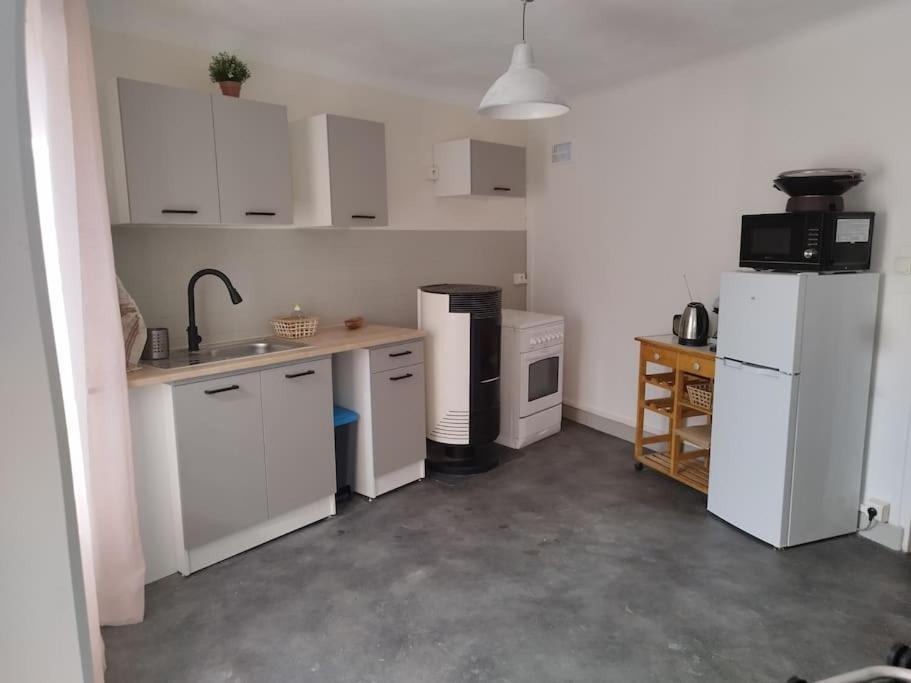 Jolie Maison De Bourg Tout Equipee 10Km D'Ambert Saint-Amant-Roche-Savine Εξωτερικό φωτογραφία
